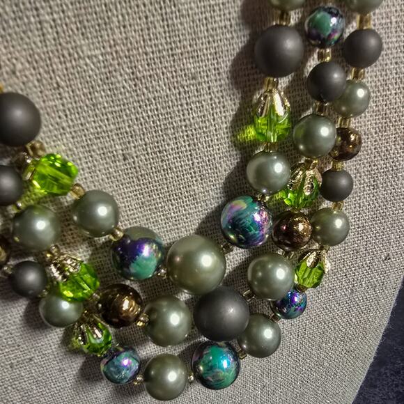 VINTAGE 3 strand iridescent bead & pearl necklace and matching clip on earrings - Picture 4 of 13